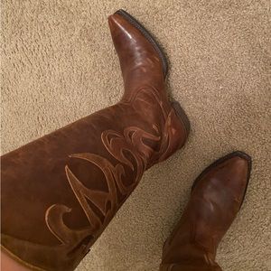 Ariat women’s pointed toe Cowgirl boots. Size 6.5 snug fit.